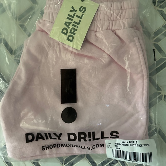 Daily drills, monochrome, Cupid oversized crew Xs/sm shorts, m/l - Picture 4 of 5